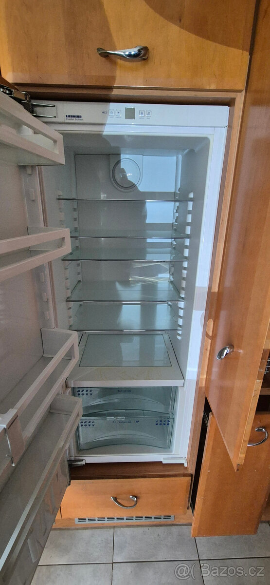 Kuchyňská linka s vest. spotřebiči whirpool a Miele - 3