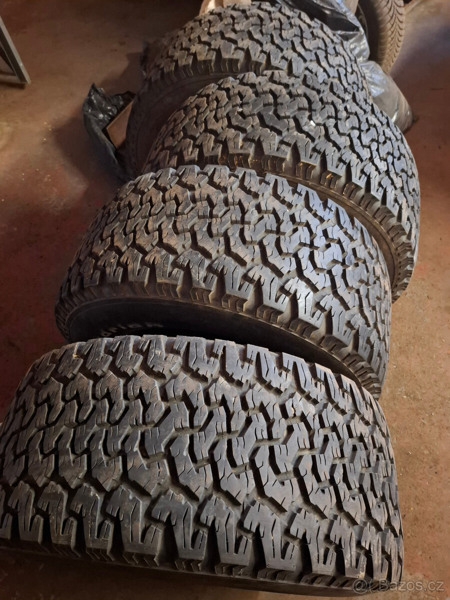 jeep wrangler prodam pneu 325/60/15 M+S - 3