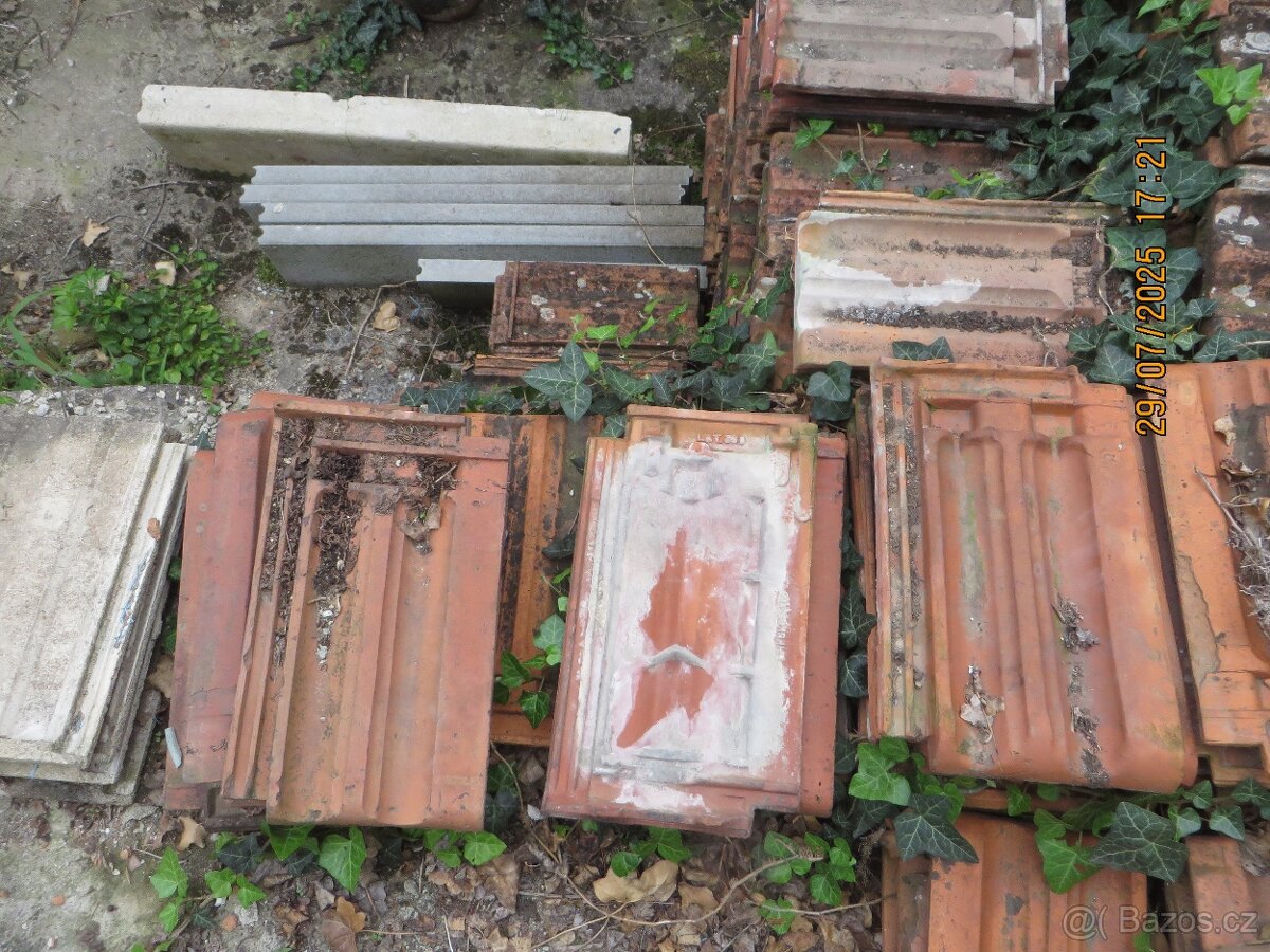 Nabízím starší střešní tašky a hřebenáče - 3