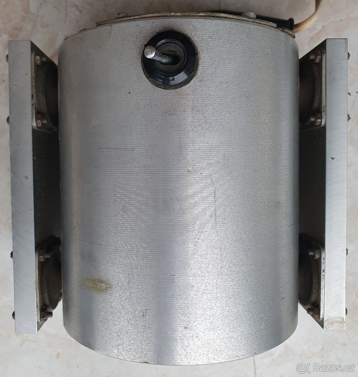 Elektromotor 20 ot/min s odpruženými držáky - 3