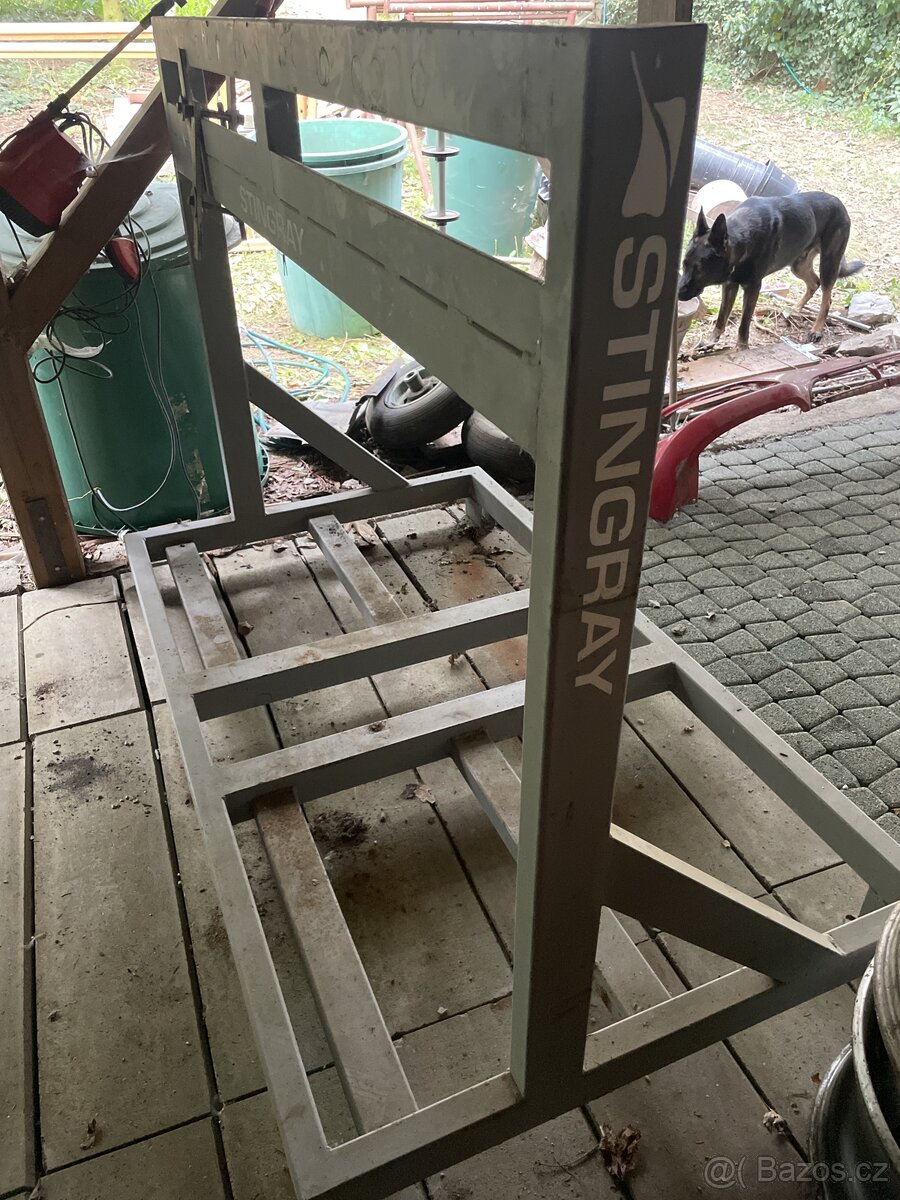 Stojan Stingray na lodní motory - 3