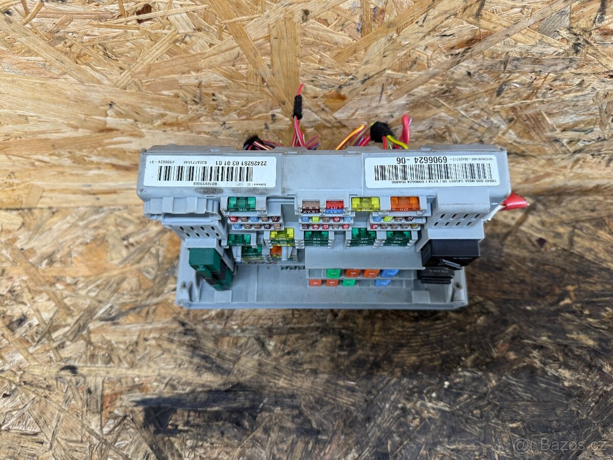 POJISTKOVÁ SKŘÍŇ BMW E90/91 6906624-06 - 3