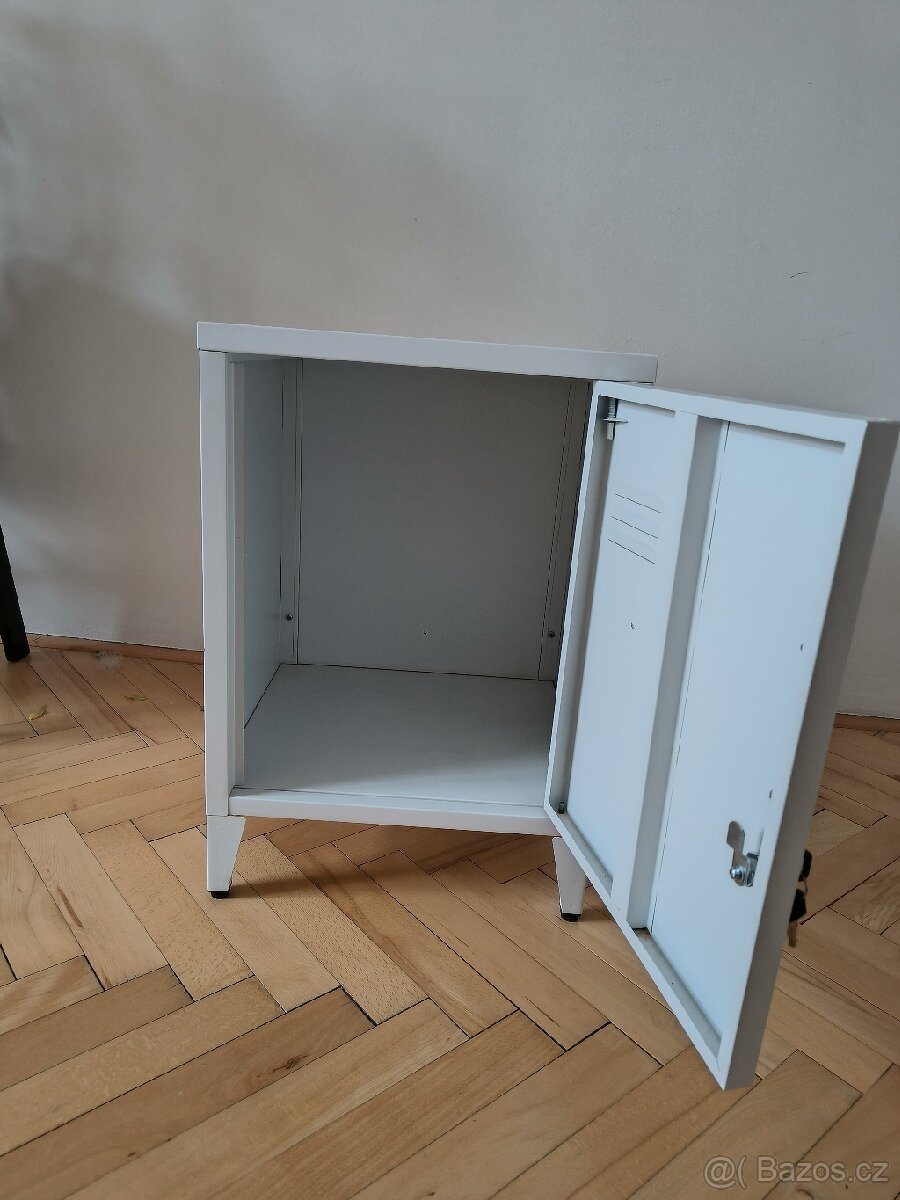 Plechová bílá skřínka - 3