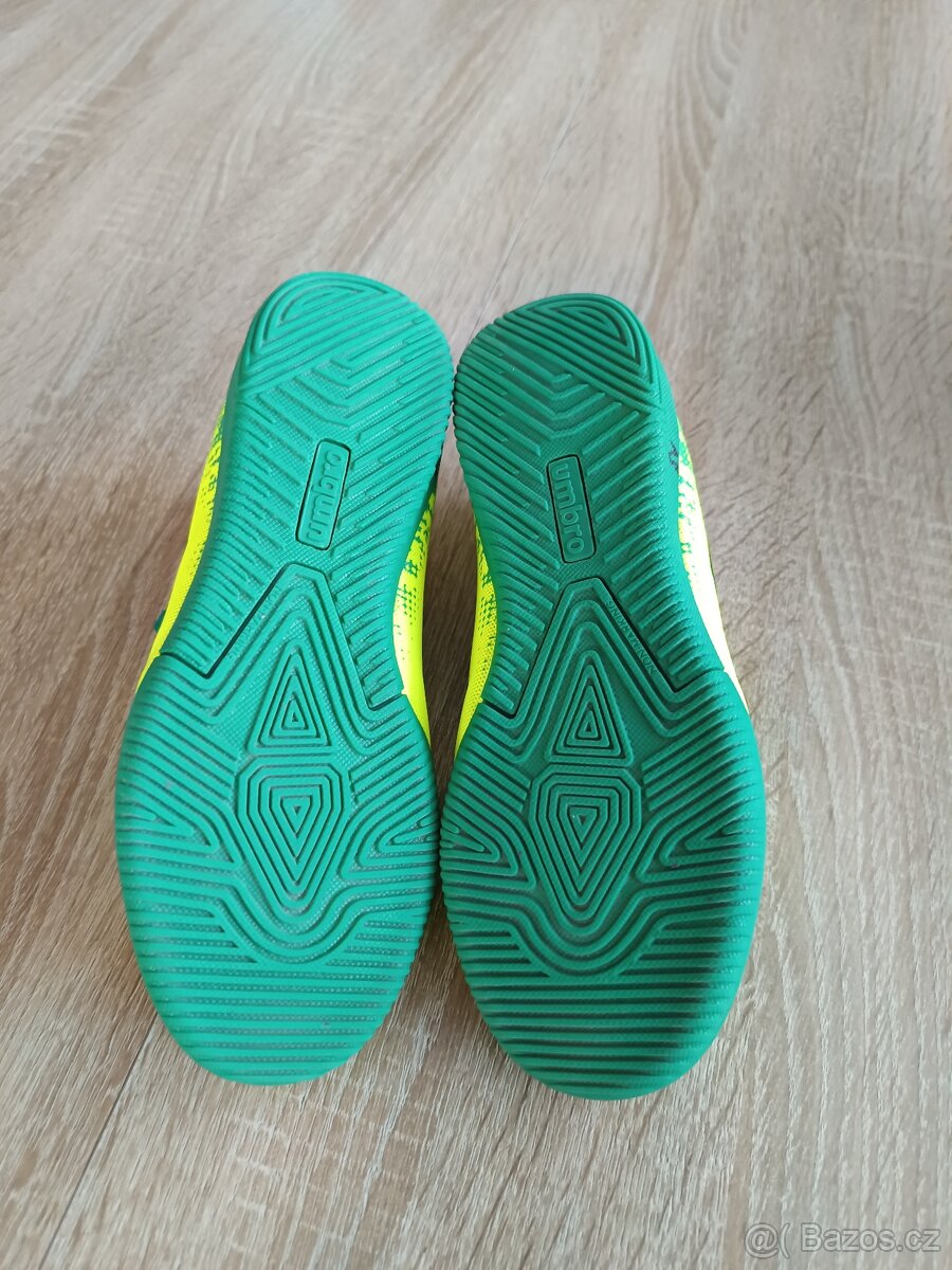 Prodám dětské sálové kopačky Umbro v. 33,5 - 3