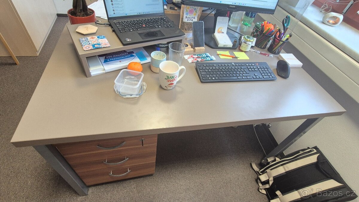 Pracovní stůl - 3