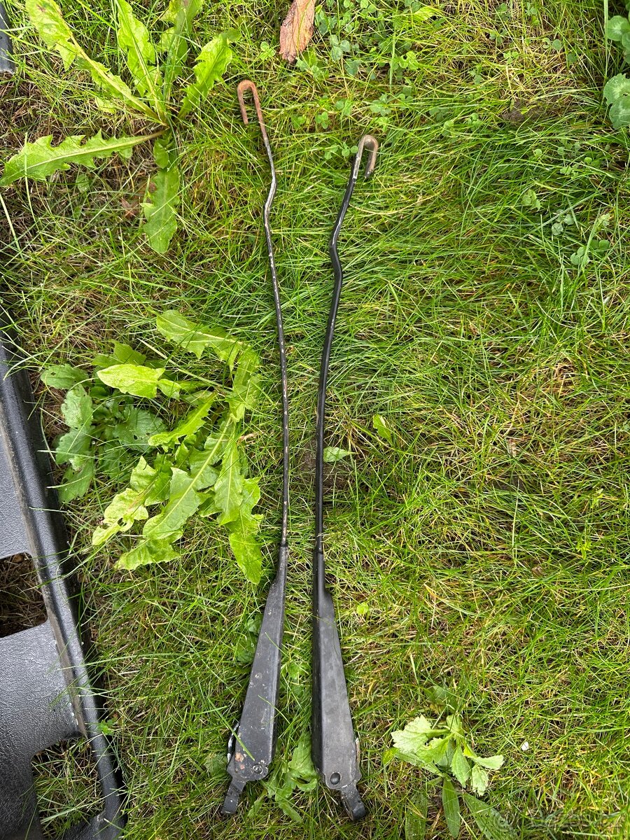 Prodám díly černé stropnice golf 2 - 3