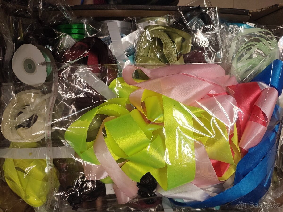 Stuhy, stužky, pentle široká škála barev - 3