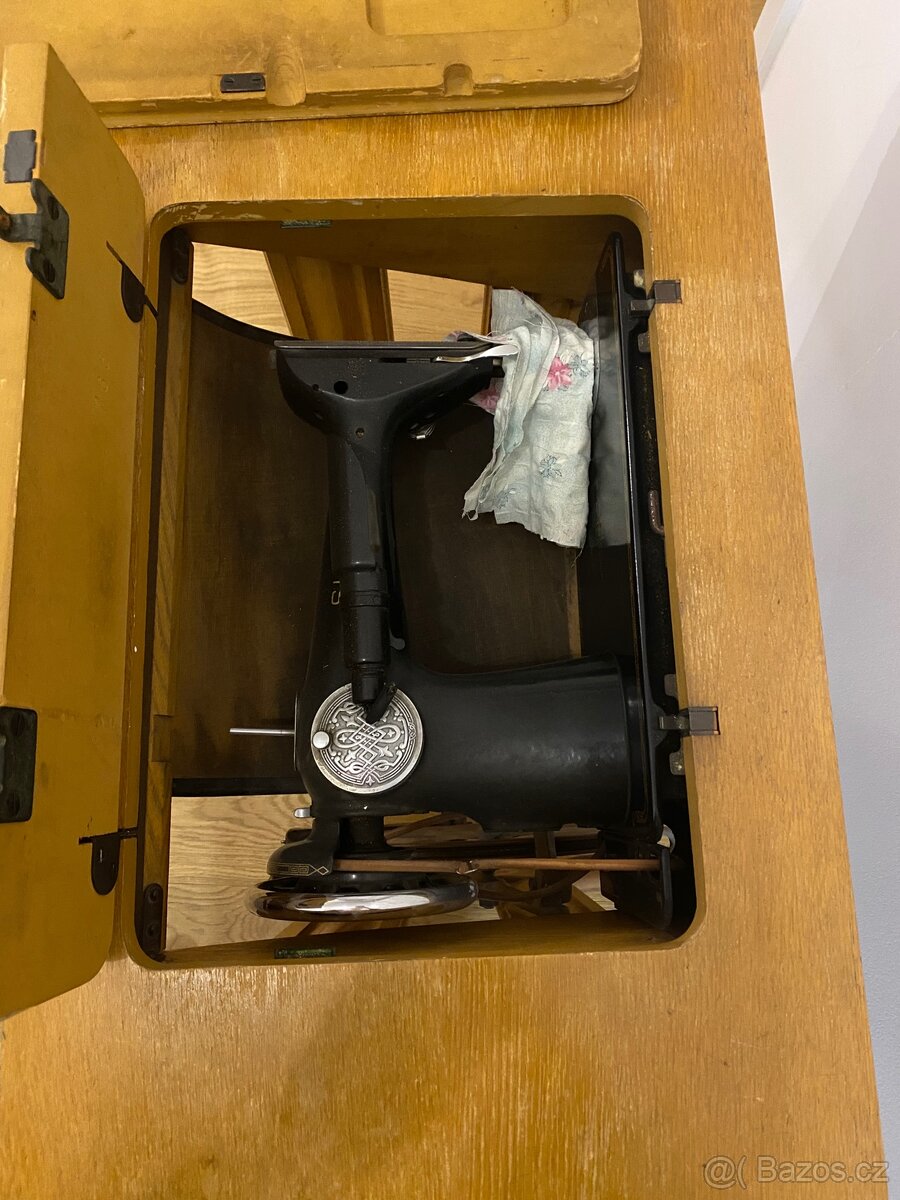 Starý šicí stroj Singer - 3