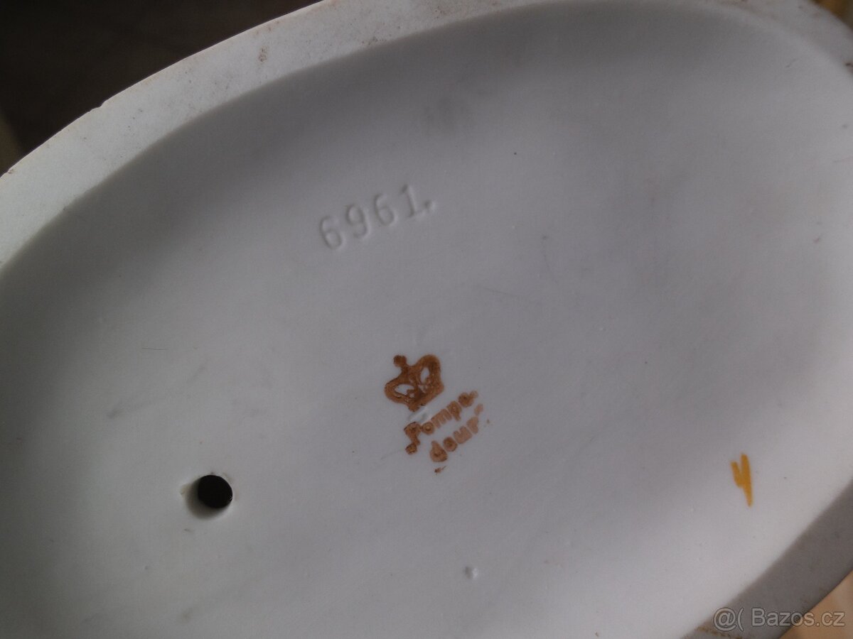 Krásné staré sousoší, zn. Pompadour. - 3