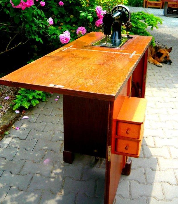 Starožitný cca 100 let starý skříňový šicí stroj - 3