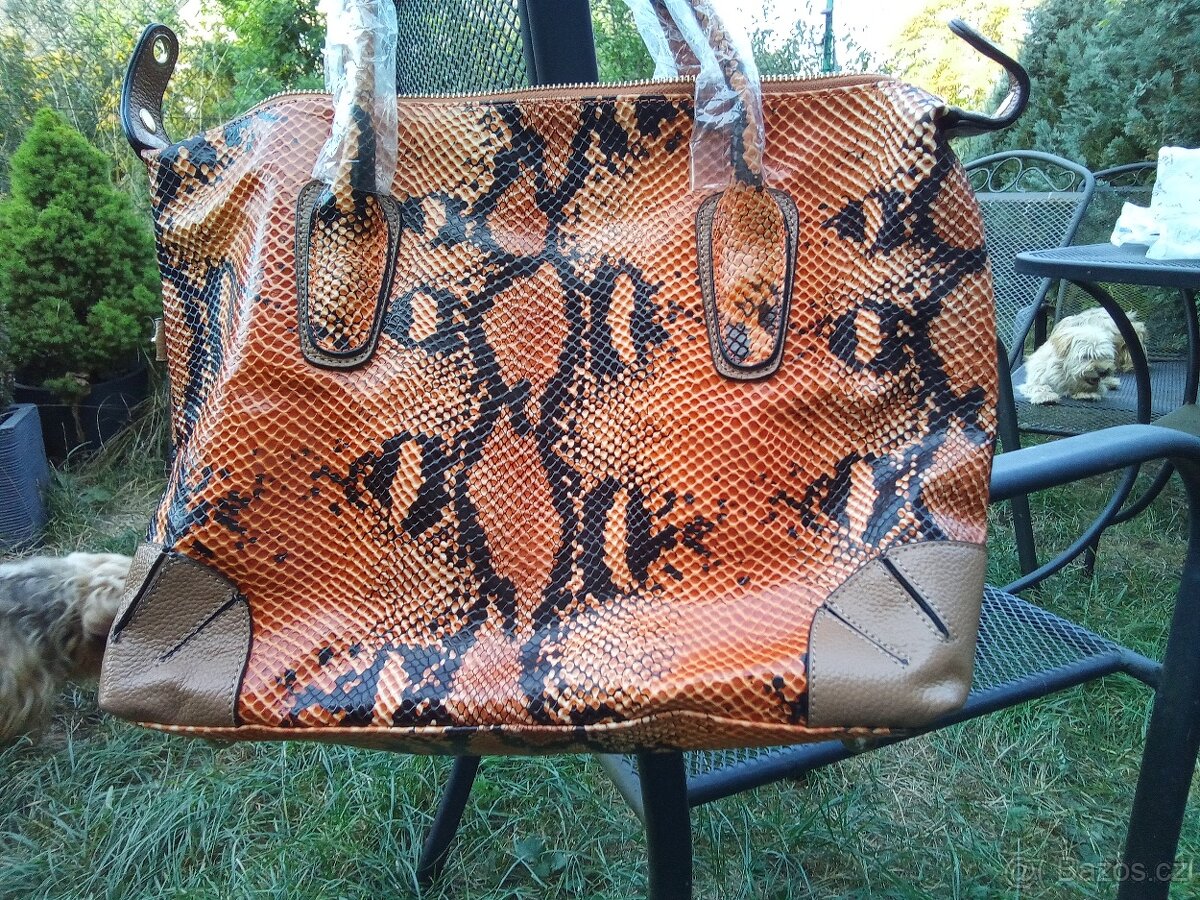 HNĚDÁ KOŽENÁ KABELKA S MOTIVEM HADA - 3