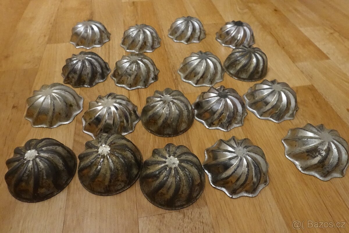 Velký konvolut starých kovových formiček – bábovičky, ryby.. - 3