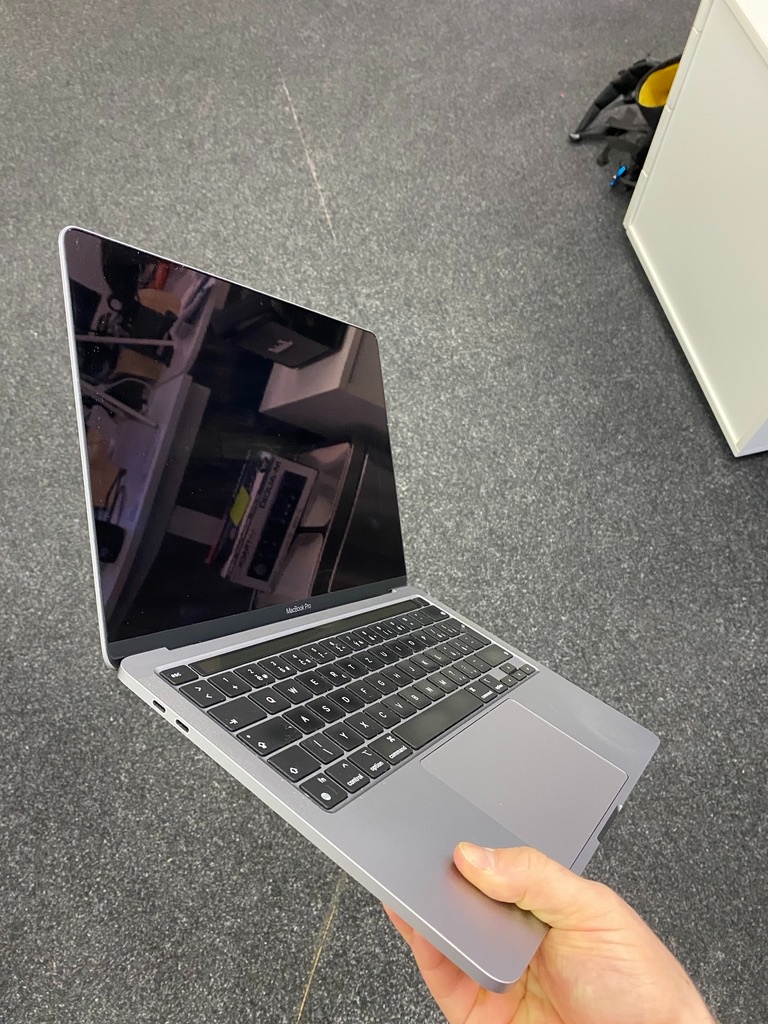 Apple MacBook Pro 13" / M2 / 2022 / 16GB RAM / 256GB SSD / - 3