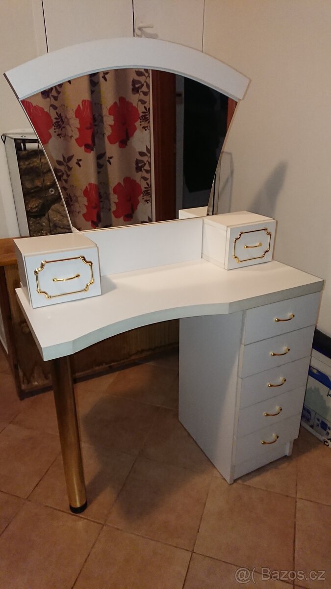 Kosmetický stolek - 3