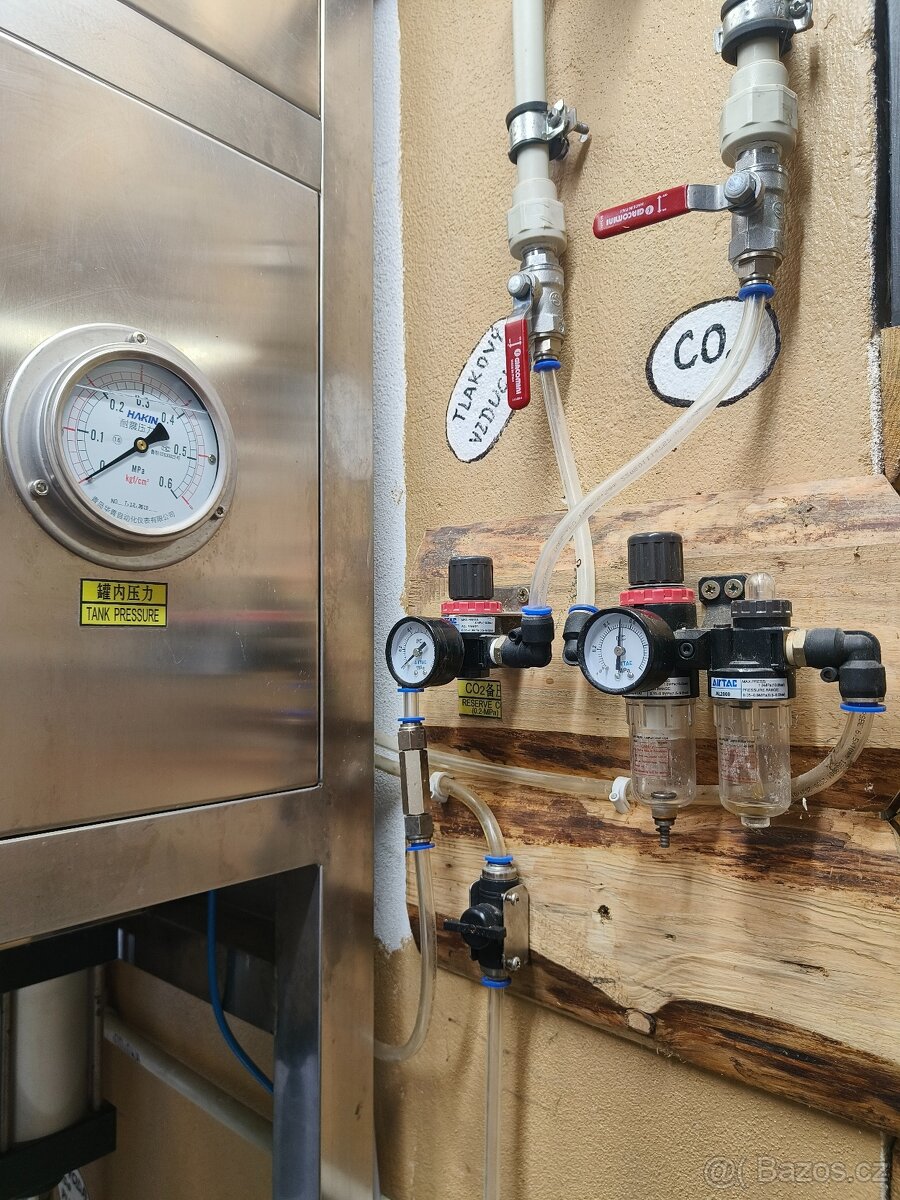 Poloautomatická stáčecí a zátkovací linka na lahve - 3