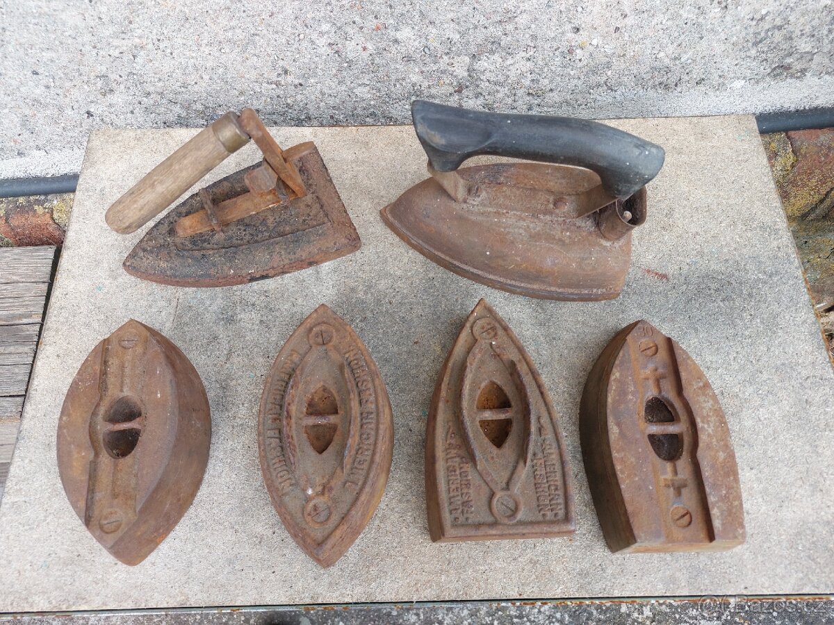 Staré žehličky a části. - 3