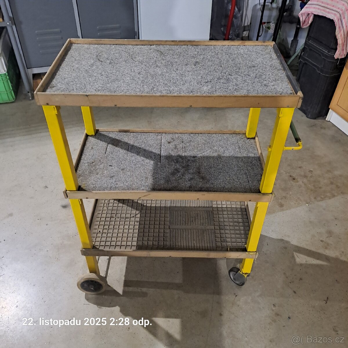 Pojízdný odkládací stolek - 3