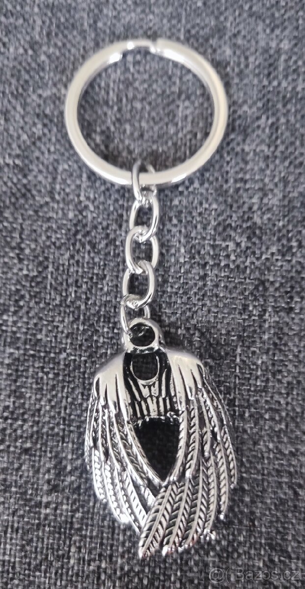 Různé nové klíčenky . - 3