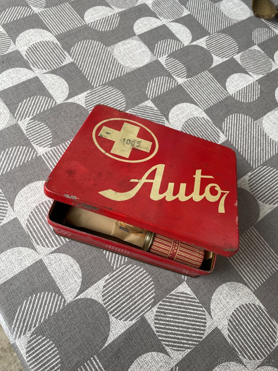 NOVÁ AUTOLÉKÁRNIČKA RETRO DO VETERÁNA, ULOŽENKA - 3