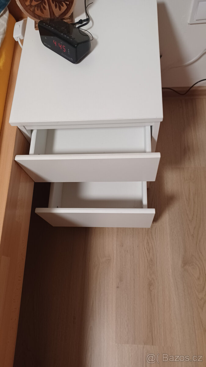 Bílý noční stolek - 3