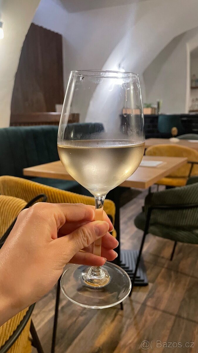 Srdce Hradce volá Přenechání stylové vinárny / baru - 3