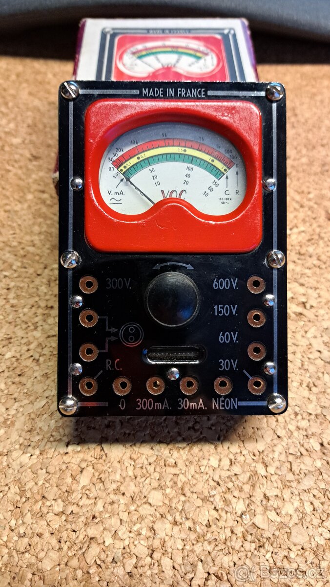 Historický analogový francouzský multimetr VOC - 3