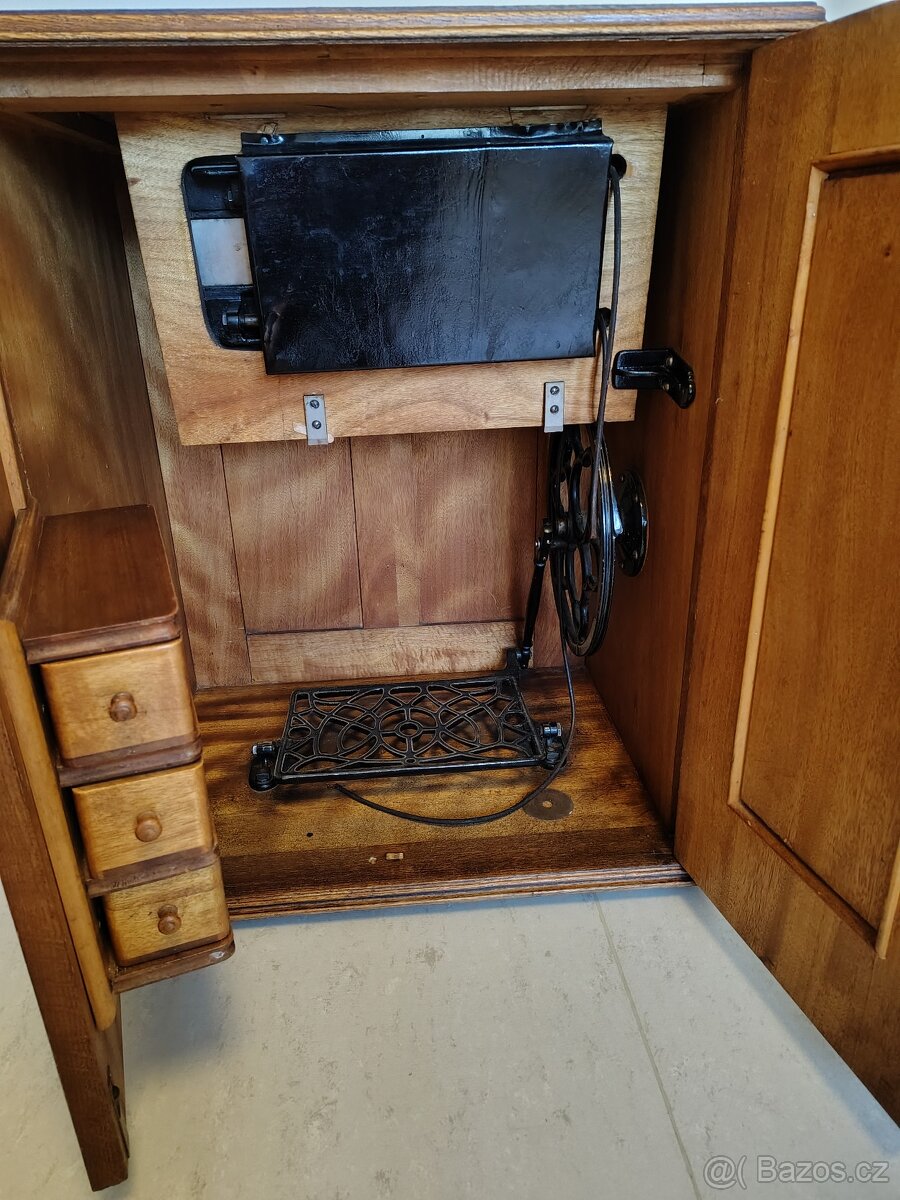 Starožitný skříňový šicí stroj - 3