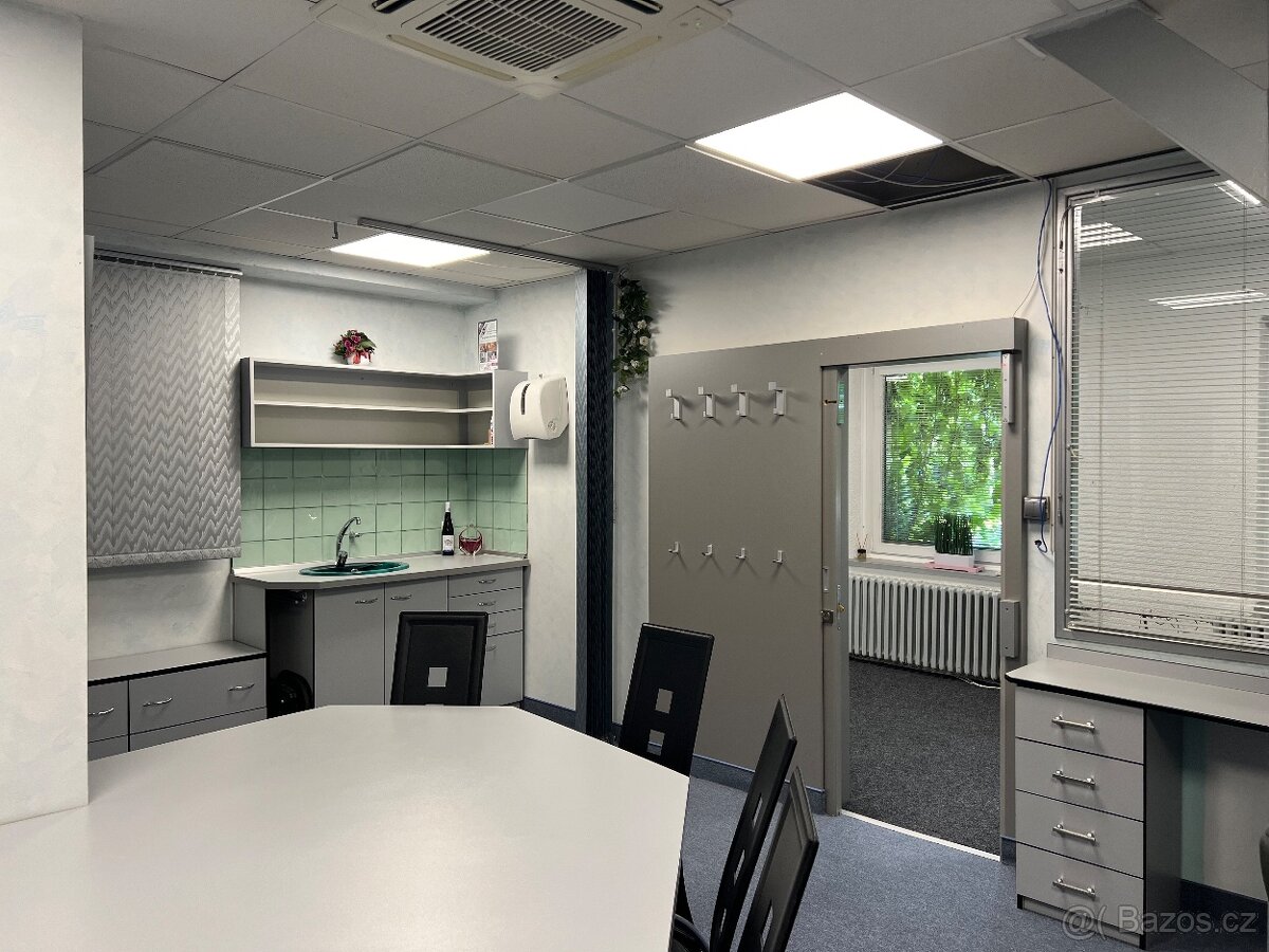 Moderní kancelář i s bydlením v Holicích - 3