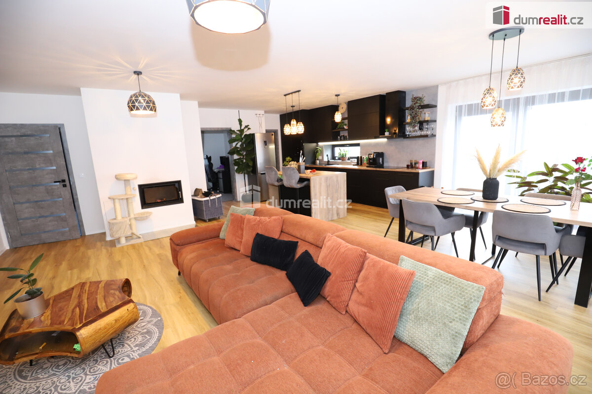 Krásný dokončený zkolaudovaný rodinný dům 5+kk se zahradou v - 3