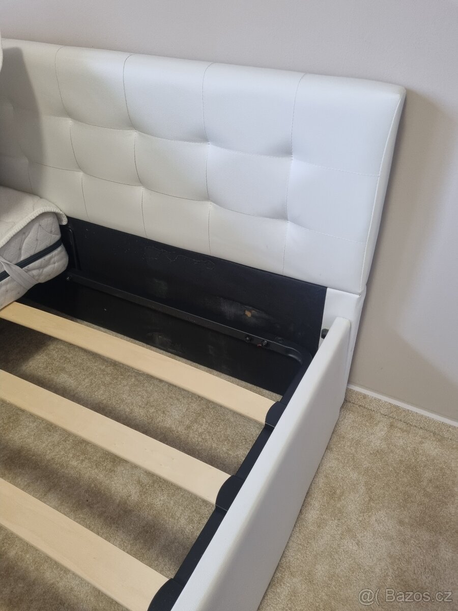 Postel, 160 cm široká včetně roštu. - 3