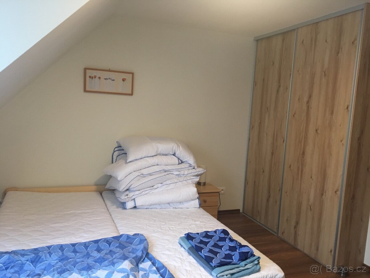 Manželská postel dřevěná, matrace 2x, noční stolky 2x - 3