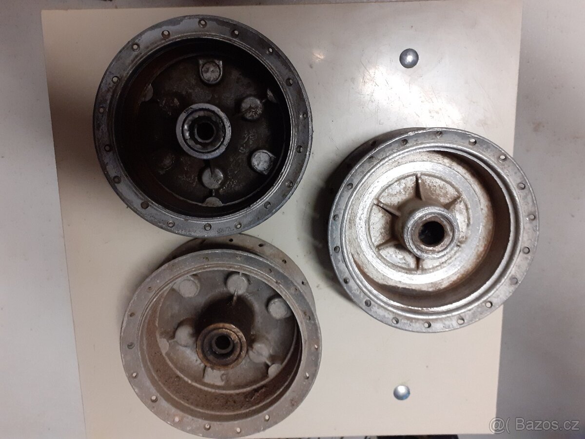 2x střed kola jawa pionyr 20-21-23, 1x jawa 550 - 555 - 3