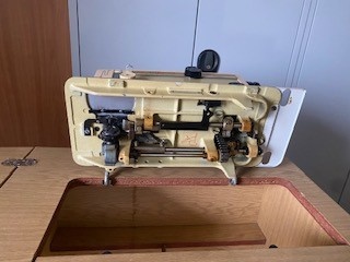 Skříňový šicí stroj - 3