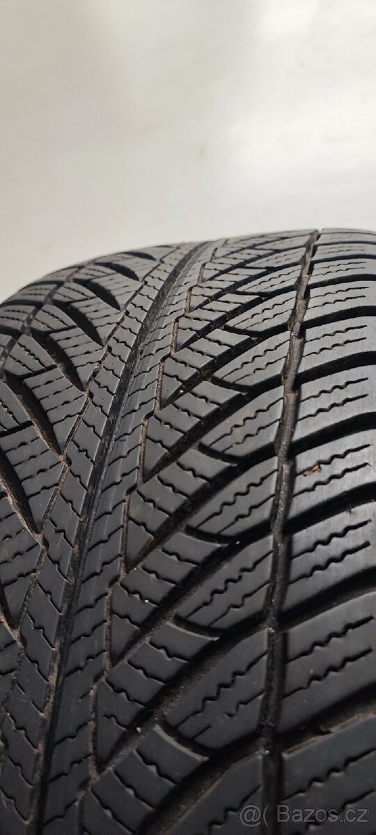 1ks 245/45/18 Goodyear UltraGrip, DOT 1923, 7.3mm. - 3