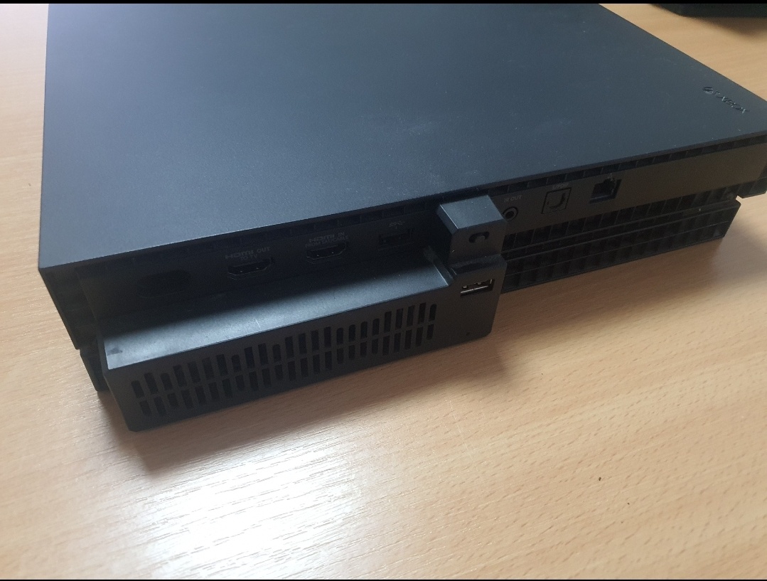 Xbox One X 1TB 4K výborný stav - 3