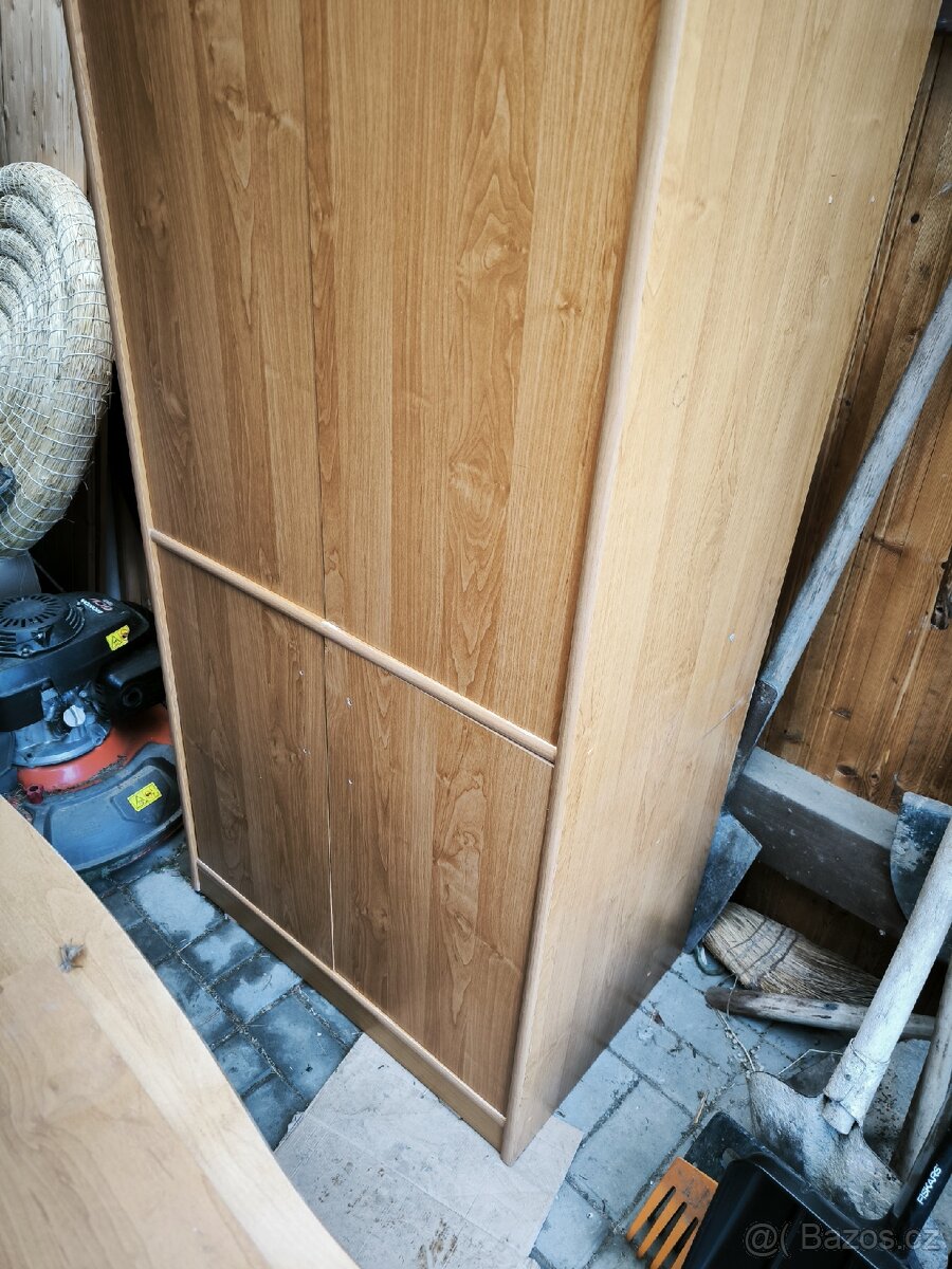 Stůl a šatní skříň - 3