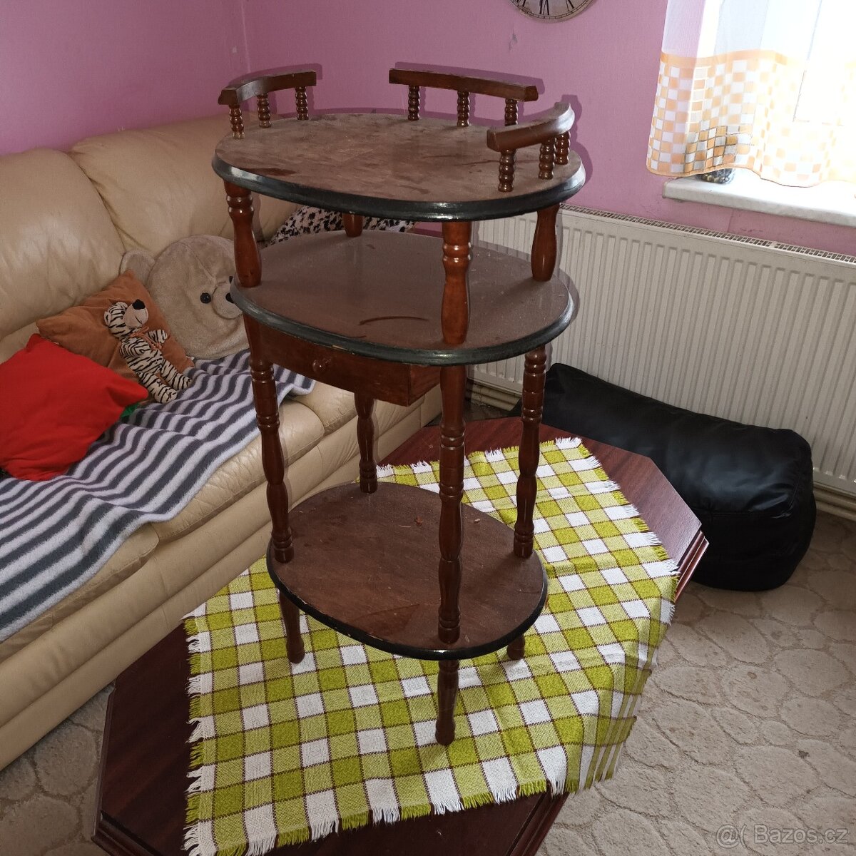 Stolek - 3