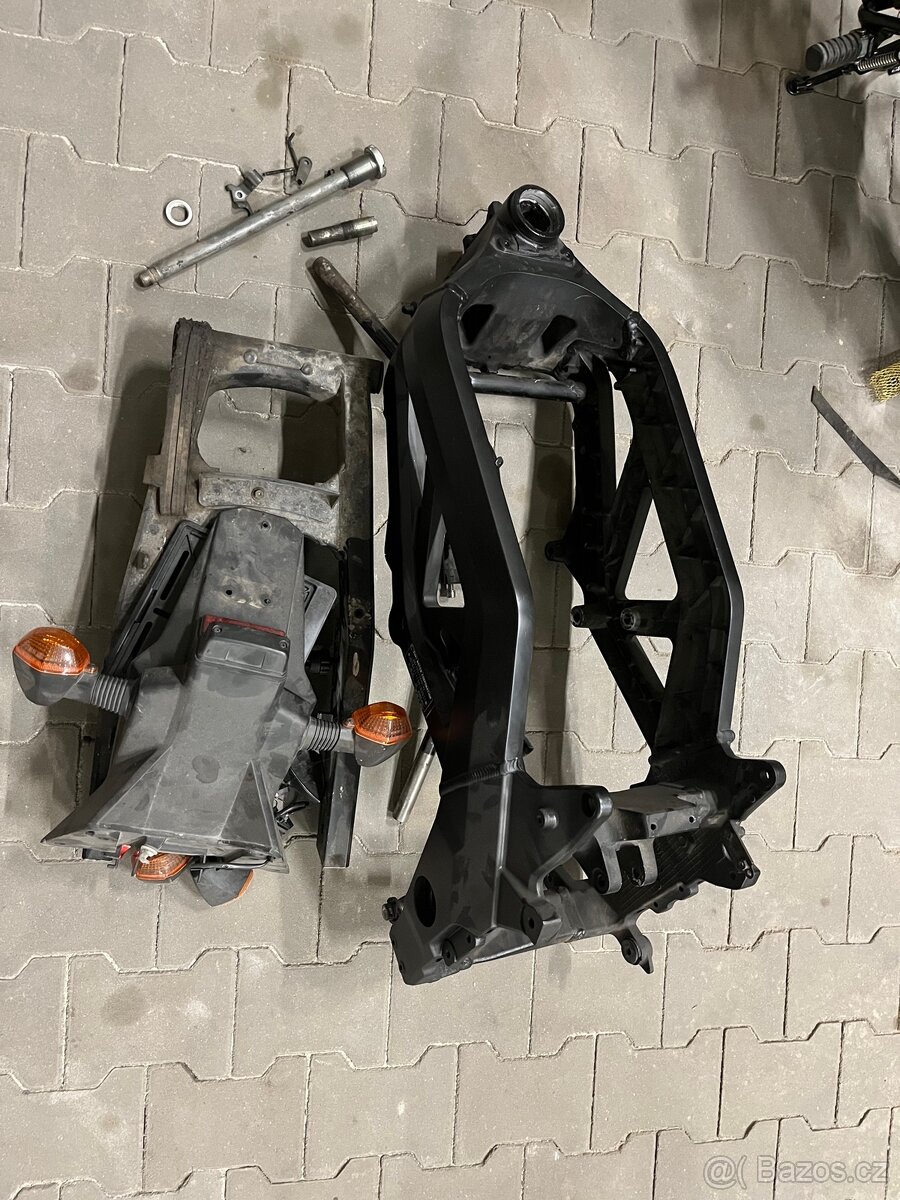 Suzuki Sv 650 rám s papíry, kyvna a pár drobností - 3