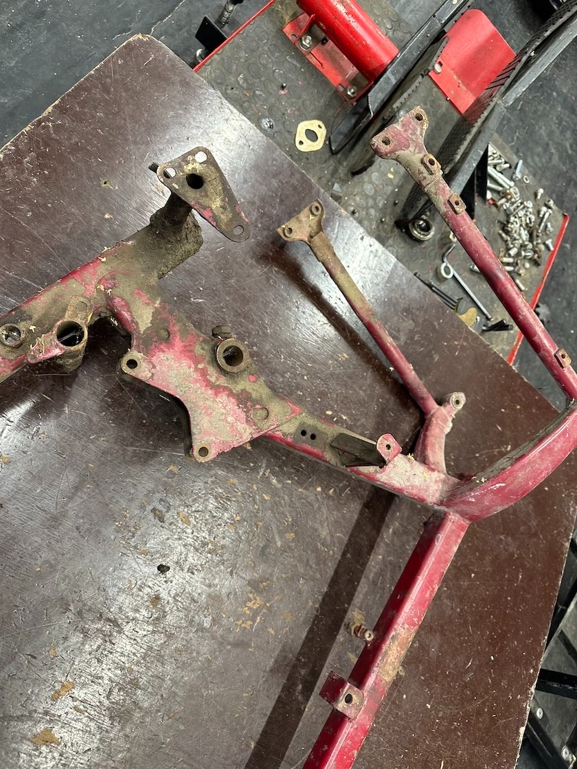 Predám RÁM, kostra motocyklu JAWA 250/353, krivý - 3