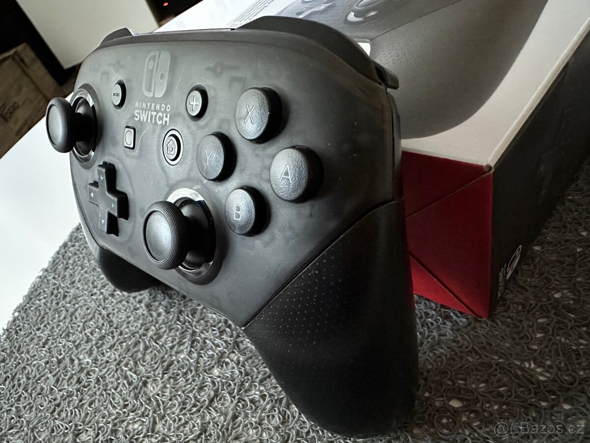 Nintendo Switch Pro Controller - 3