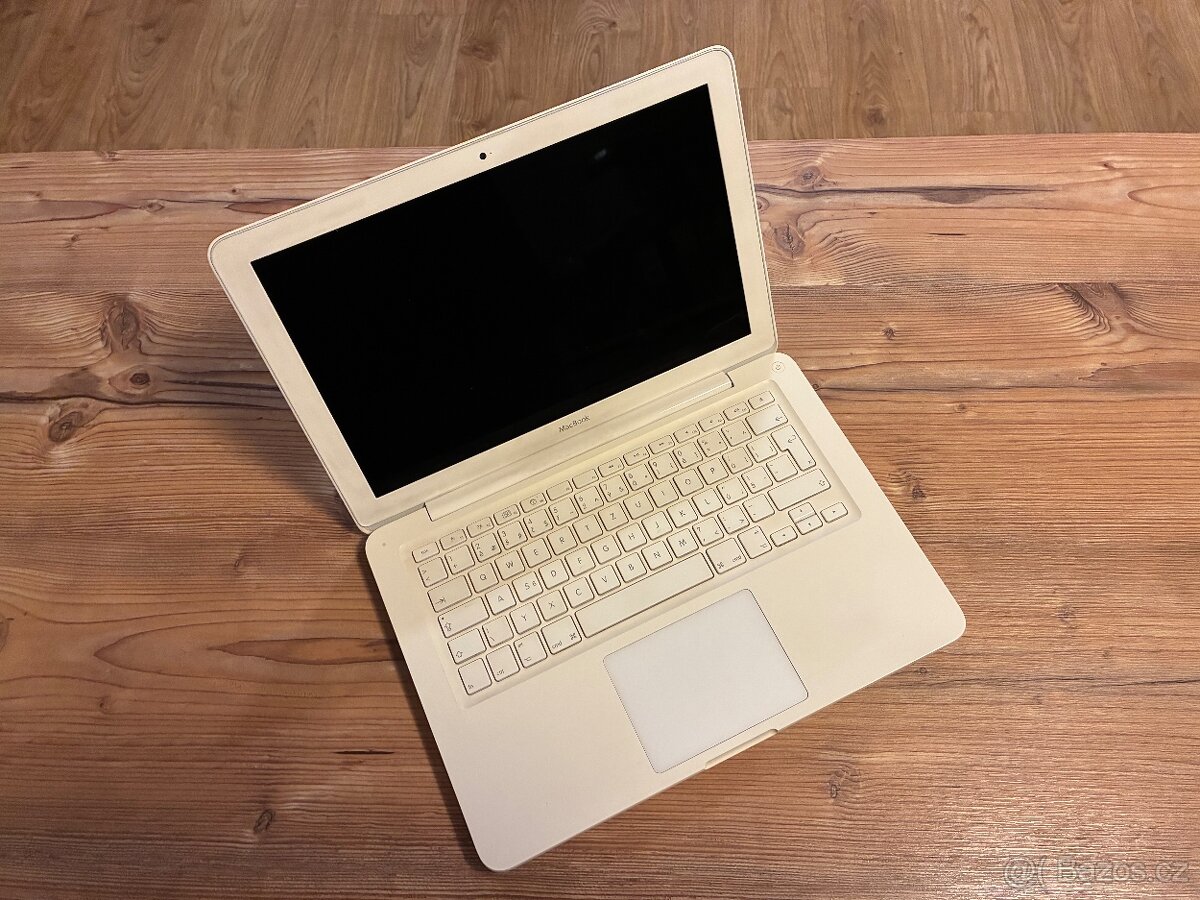 Apple MacBook White – 8 GB RAM, SSD - 3