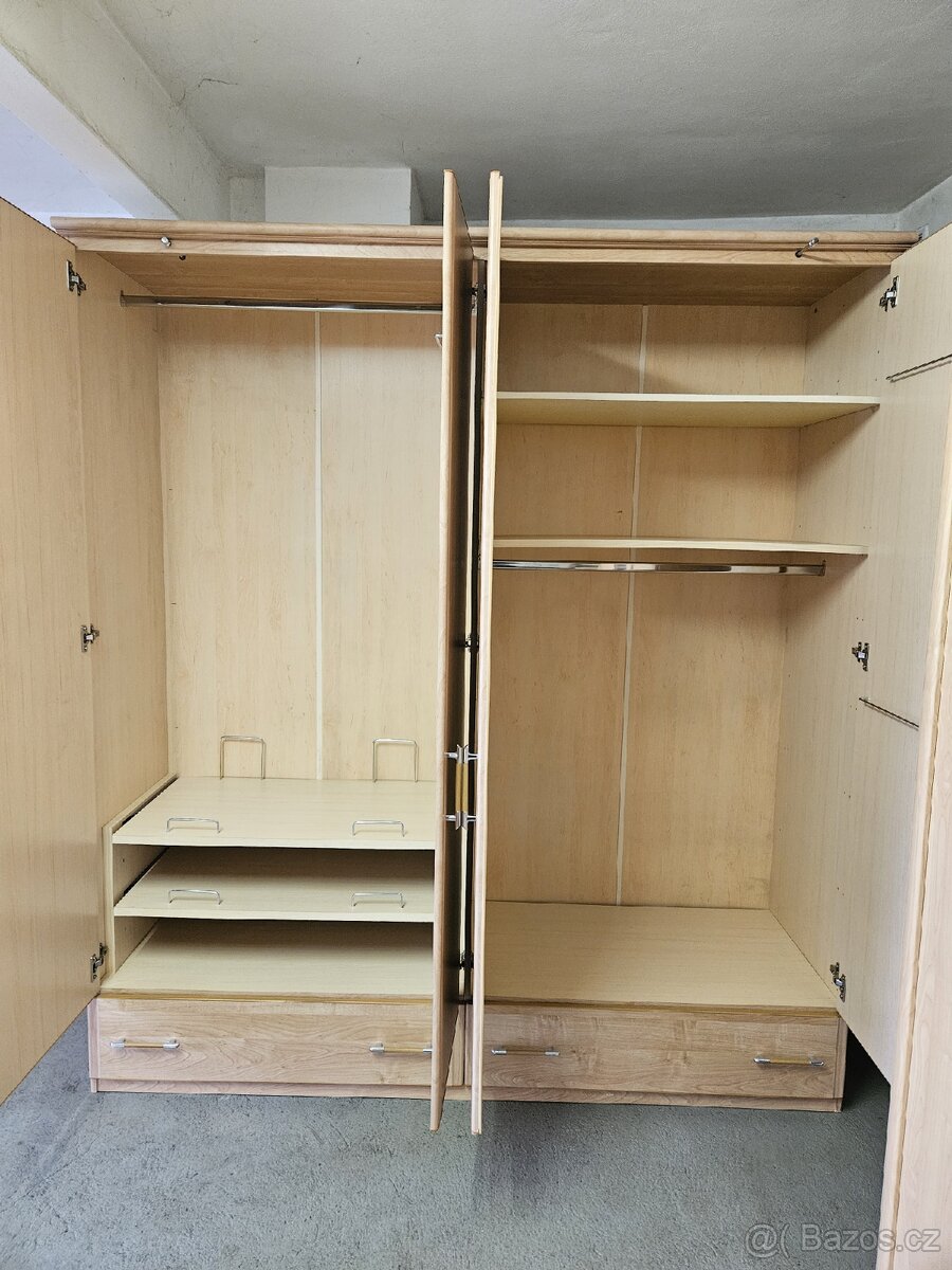 Velká šatní skříň - 3