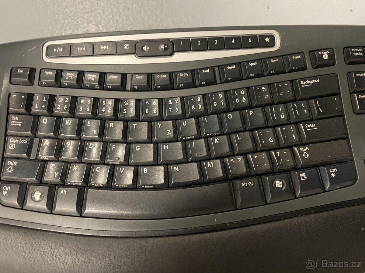 Bezdrátová multifunkční klávesnice a laserová myš Microsoft - 3