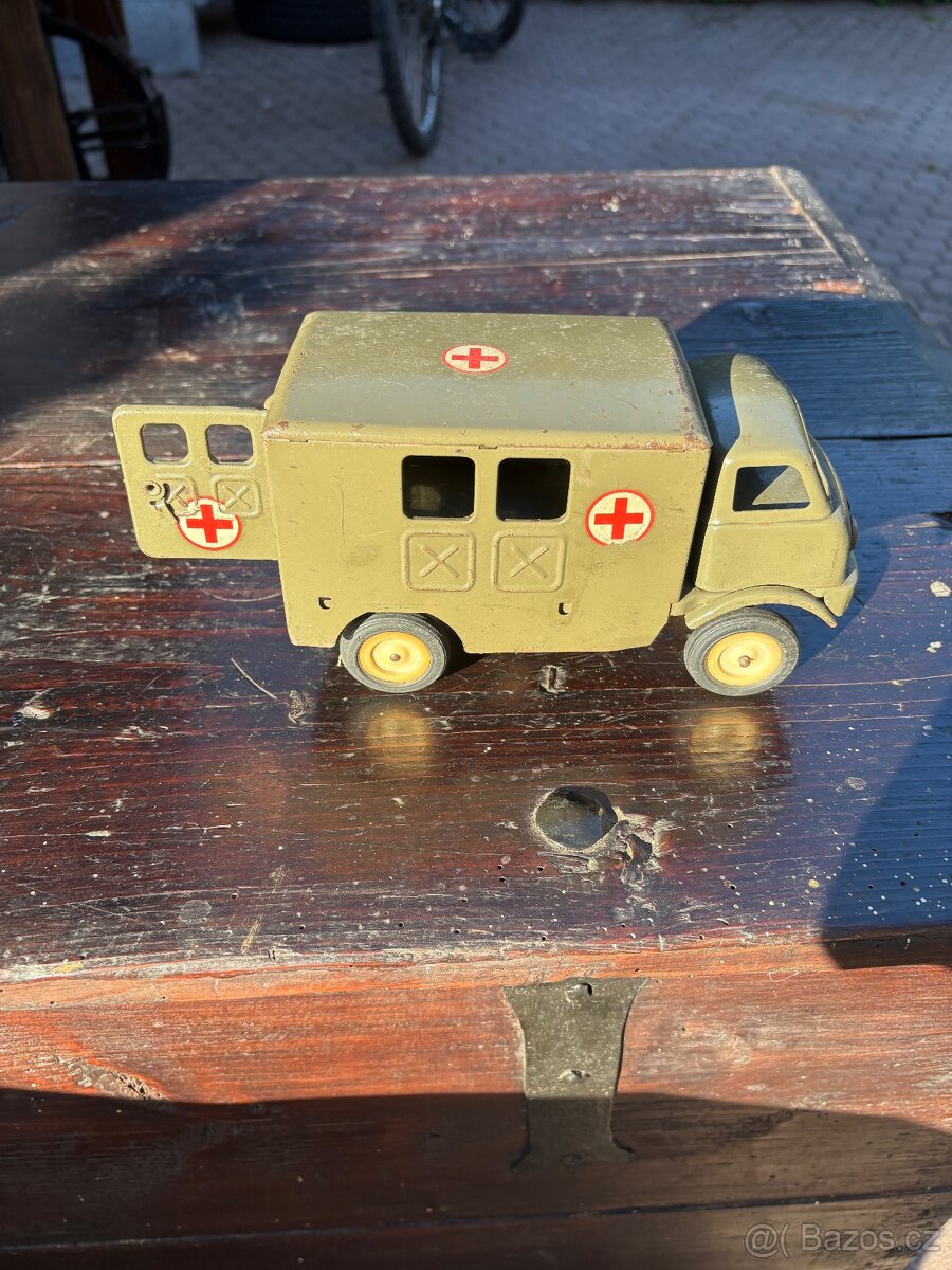 Tatra 805 sanitka na klíček - 3