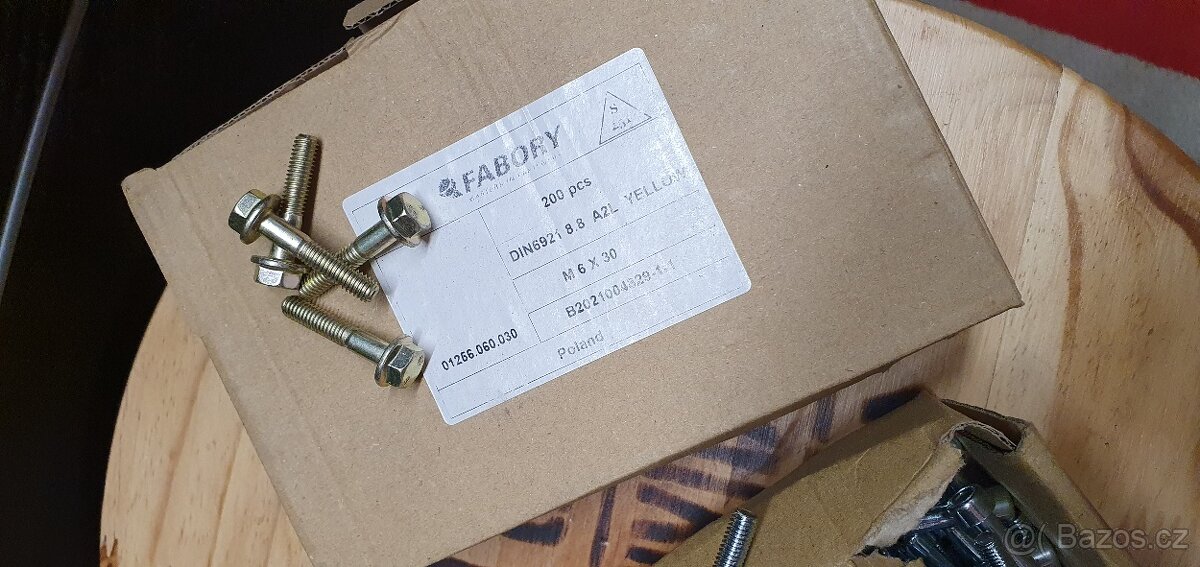 Spojovací materiál, šrouby, imbusy, x set kusů - 3