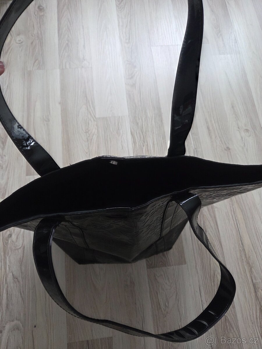 černá lesklá kabelka DKNY - 3