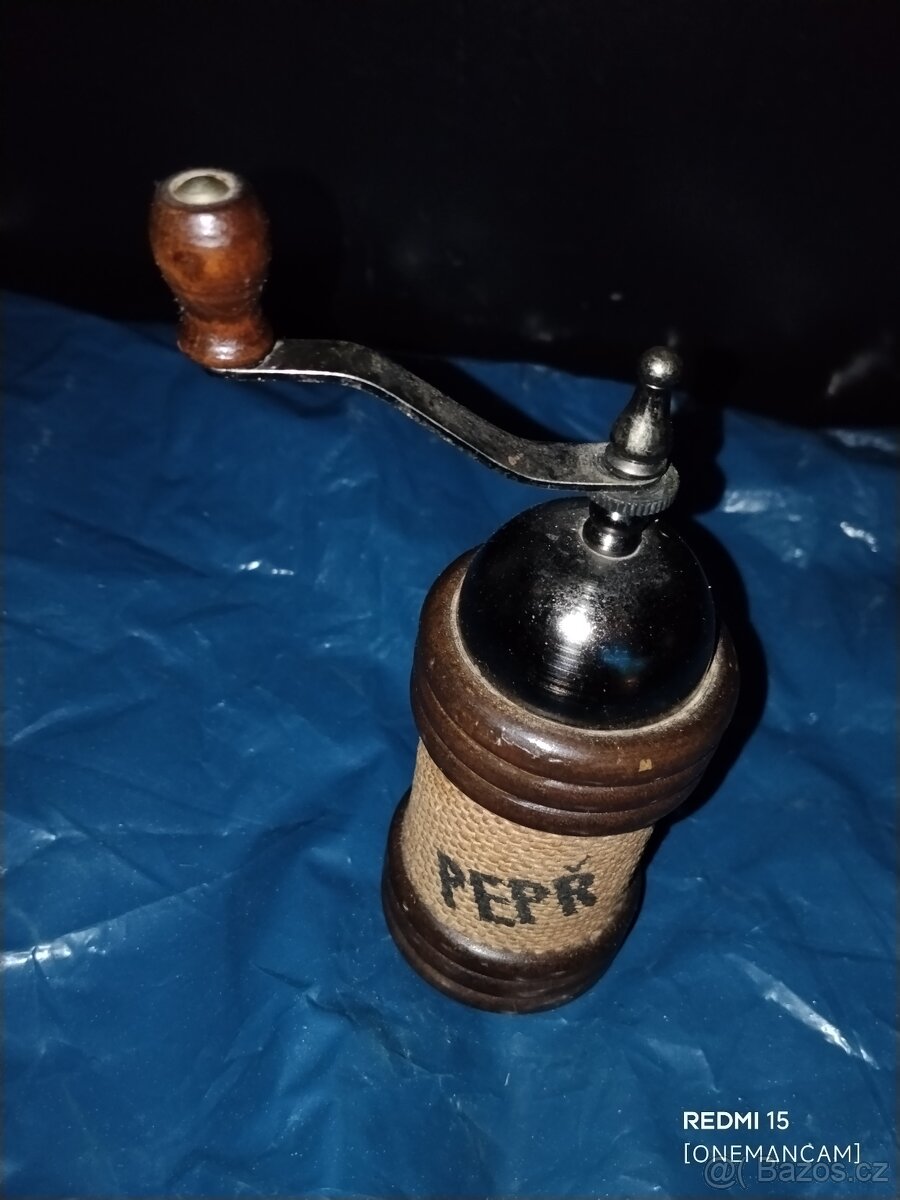 Dřevěný mlýnek na pepř. - 3