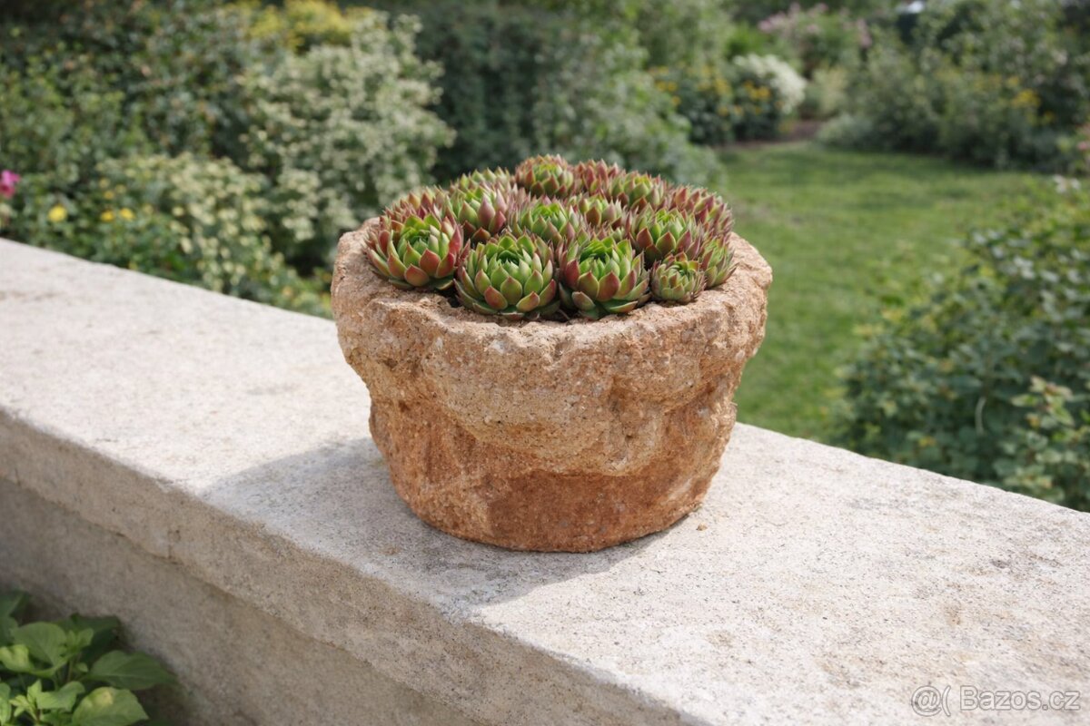 Kamenné kulaté květináče - 3