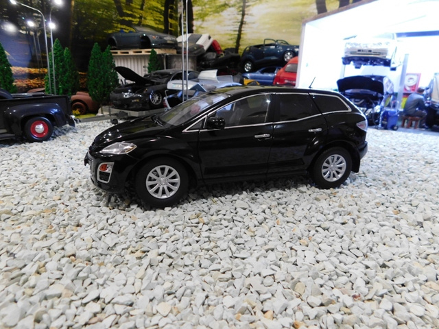model auta Mazda CX7 1:18 čierna farba - 3
