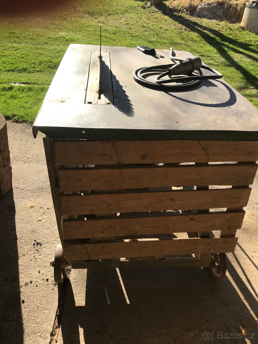 Pila cirkulárka na dřevo. - 3